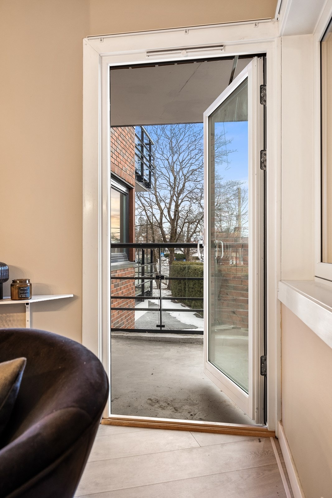 Balkongdøren, også fra 2017, gir en sømløs overgang til uteplassen Galleribilde