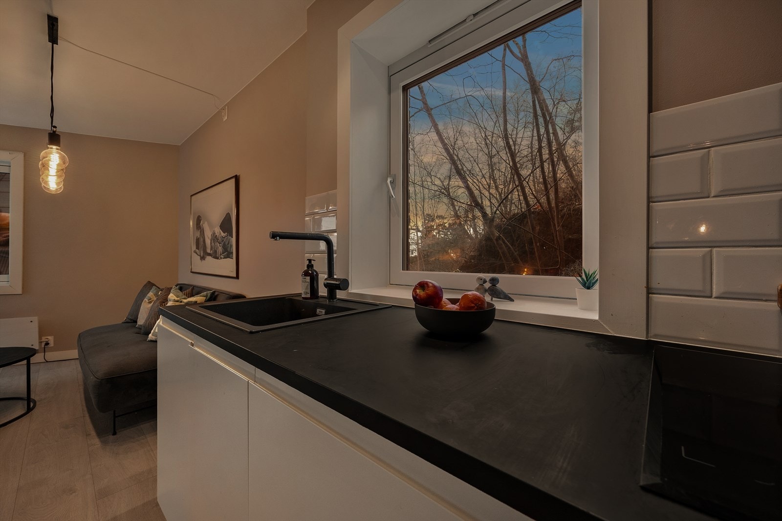 Kjøkkeninnredningen fra HTH ble installert i 2019 og har et stilrent design Galleribilde