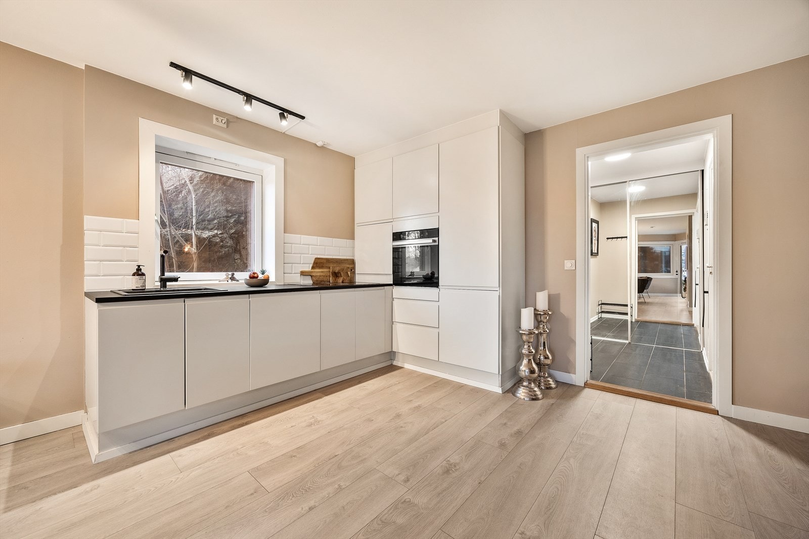 Den praktiske planløsningen gir en naturlig flyt gjennom leiligheten Galleribilde