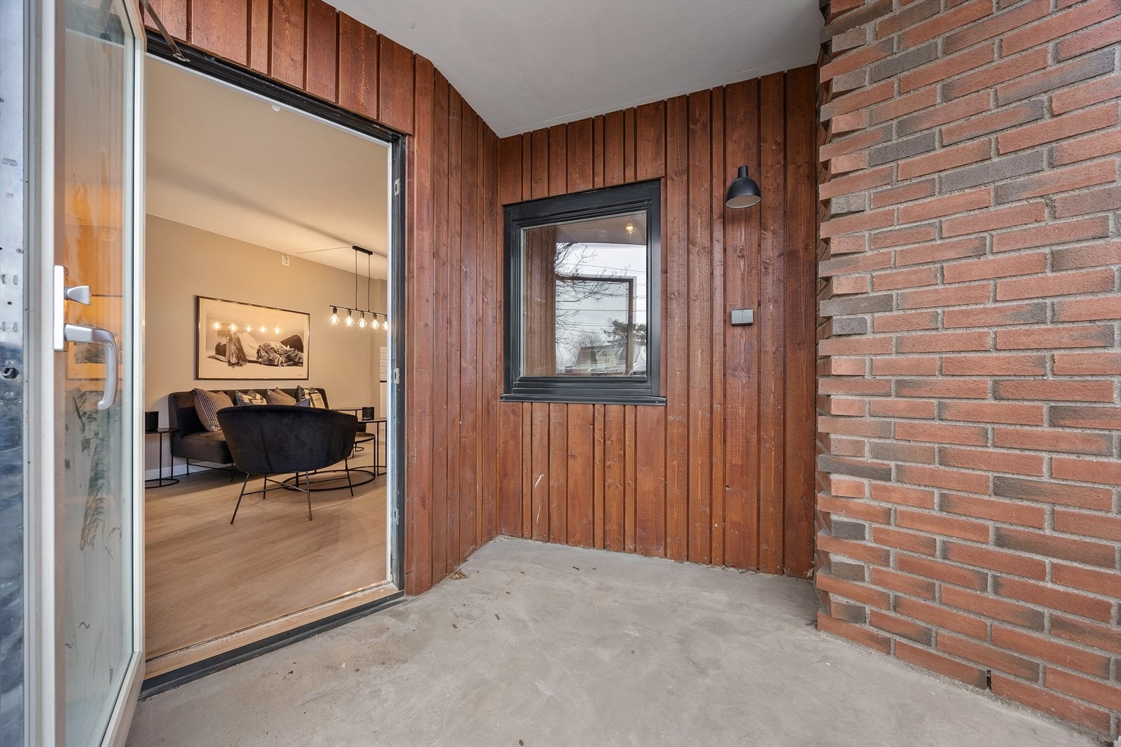 Fasaden kombinerer teglstein og trekledning, som gir et solid og varig uttrykk Galleribilde