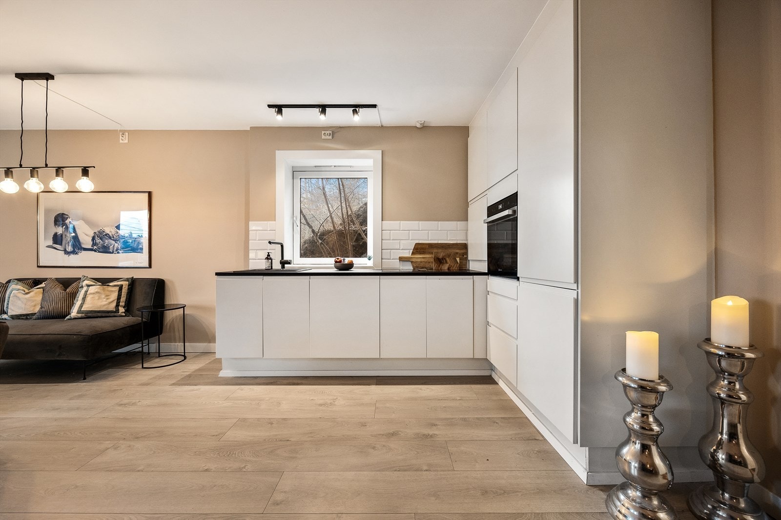 Hvitevarene inkluderer platetopp, stekeovn, kjøl/frys og oppvaskmaskin Galleribilde