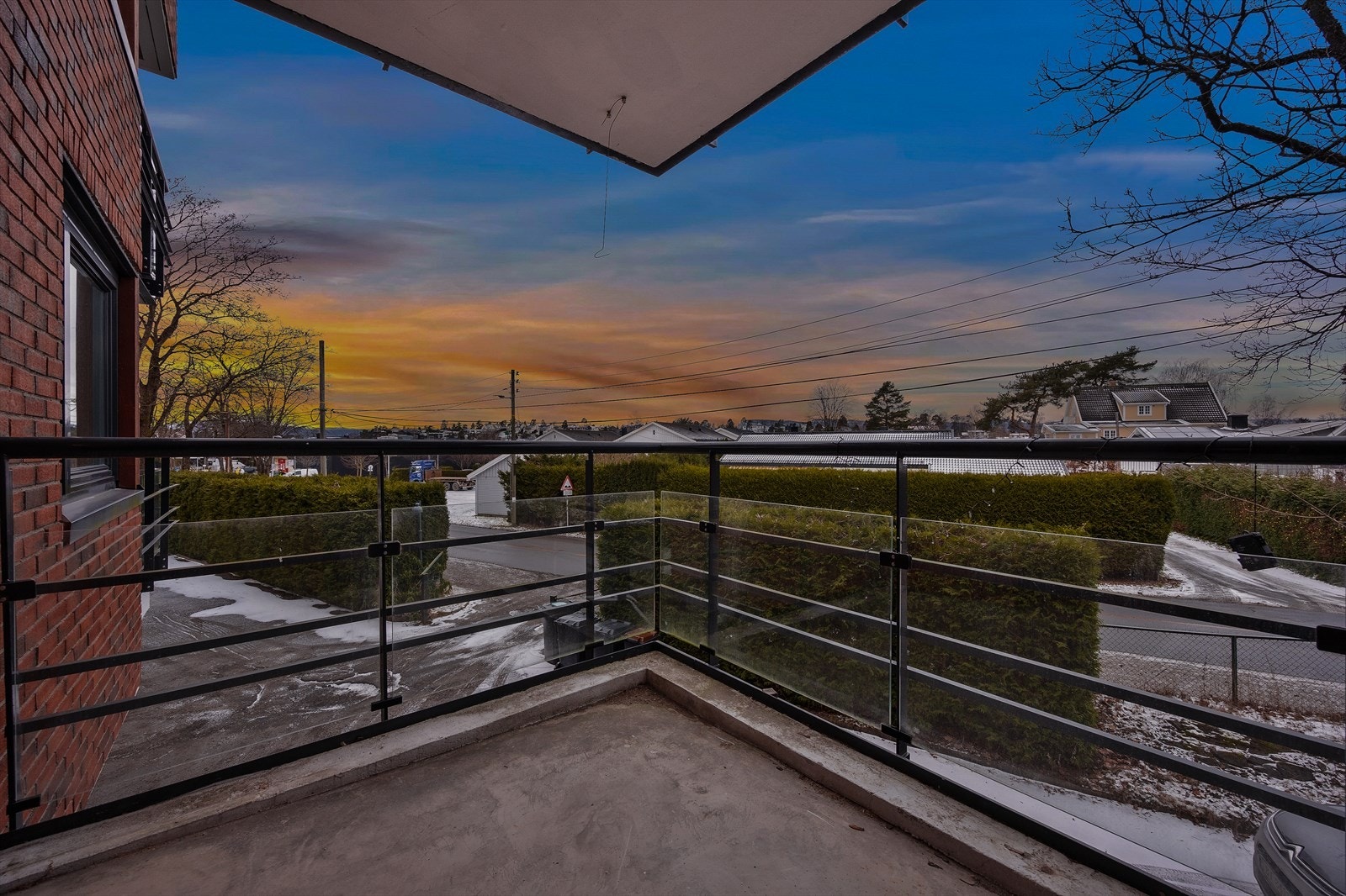 Balkongen har et rekkverk i metall og glass som gir et åpent og luftig preg Galleribilde