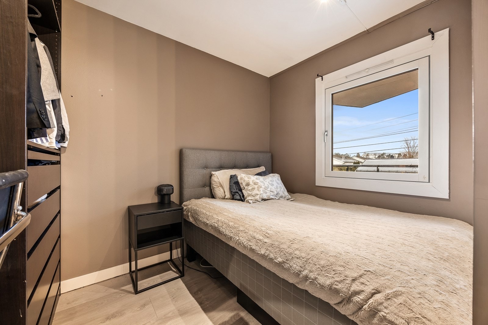 Rommet er utstyrt med garderobeskap for oppbevaring Galleribilde