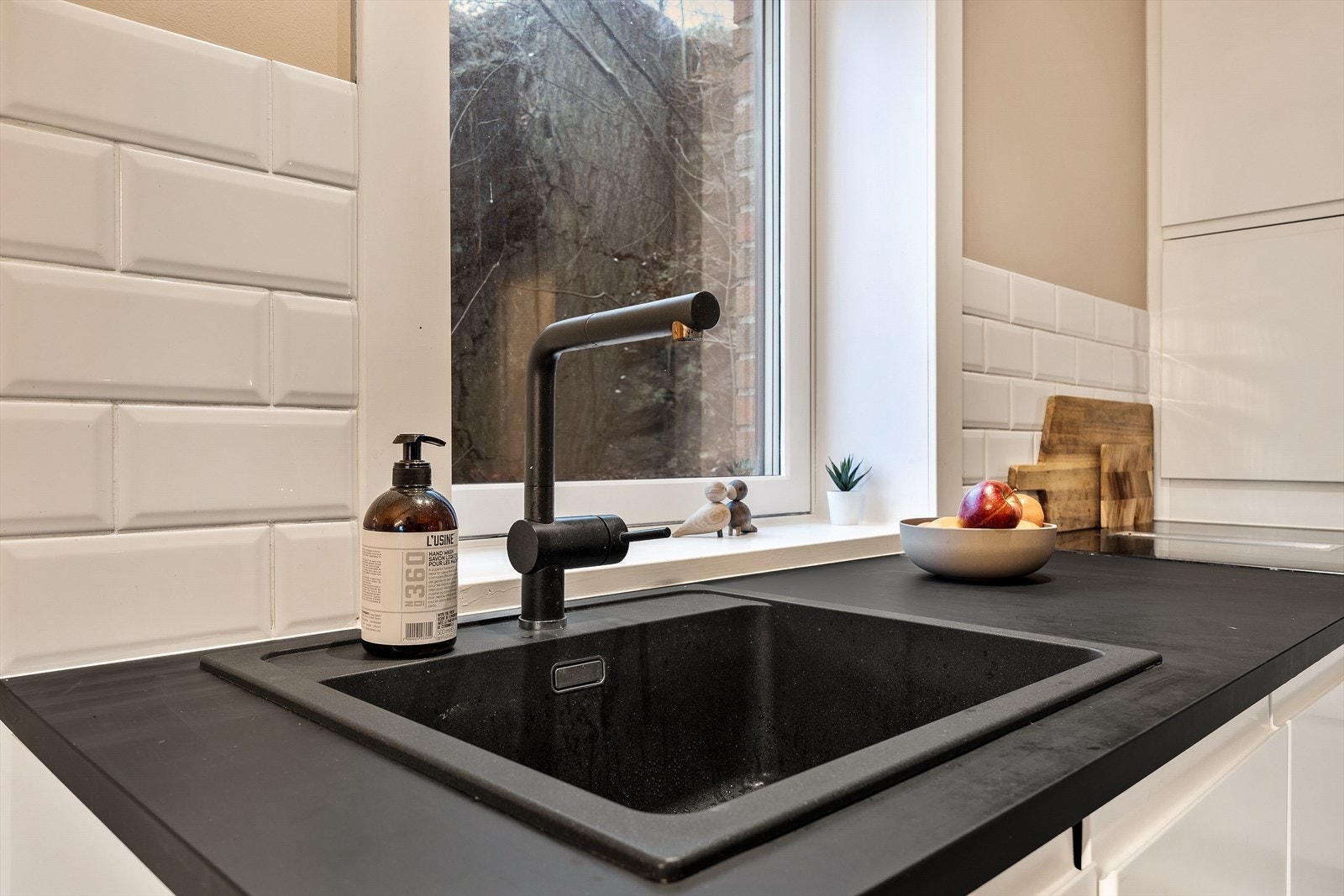 Benkeplaten i laminat har en praktisk, nedfelt kum Galleribilde