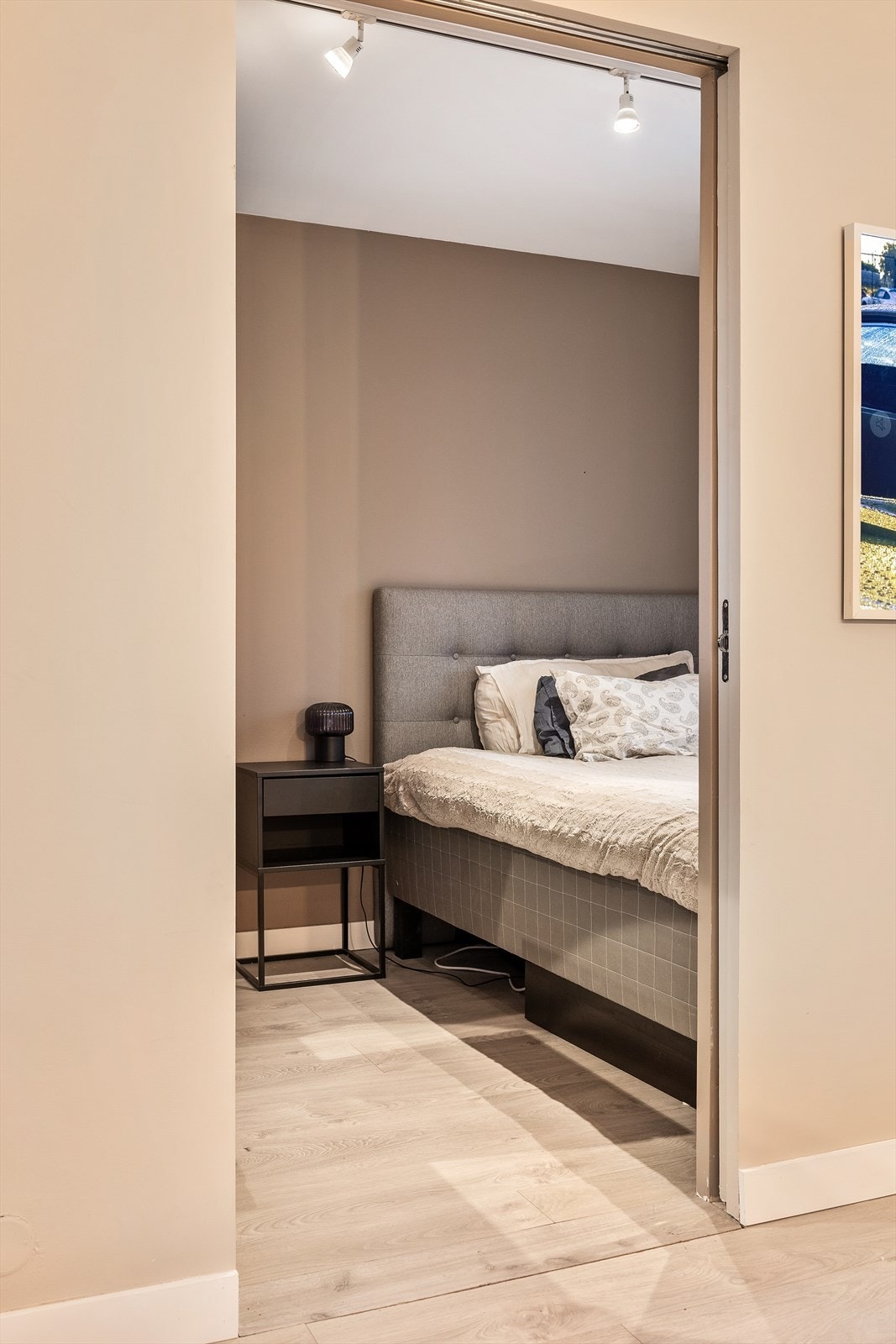 Soverommet er praktisk plassert med adkomst fra stuen Galleribilde