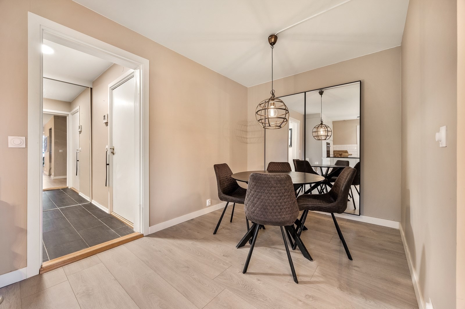 Det er god plass til et spisebord for hyggelige måltider Galleribilde