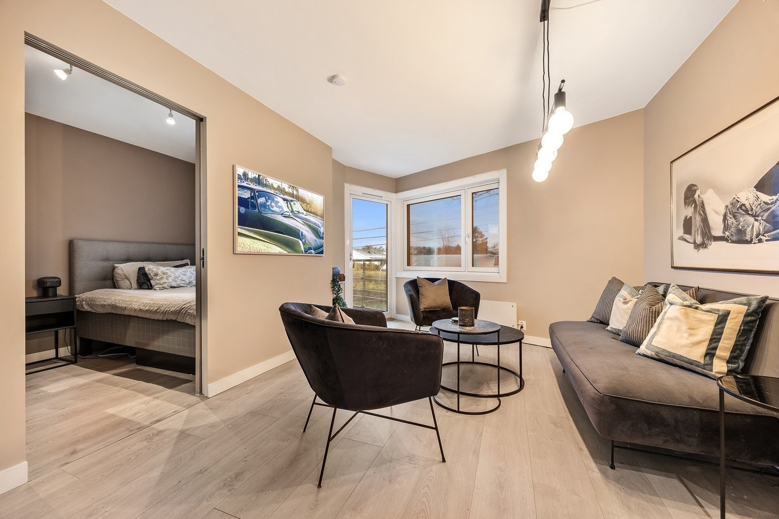 Vinduer fra 2017 sørger for godt med dagslys i oppholdsrommet Galleribilde