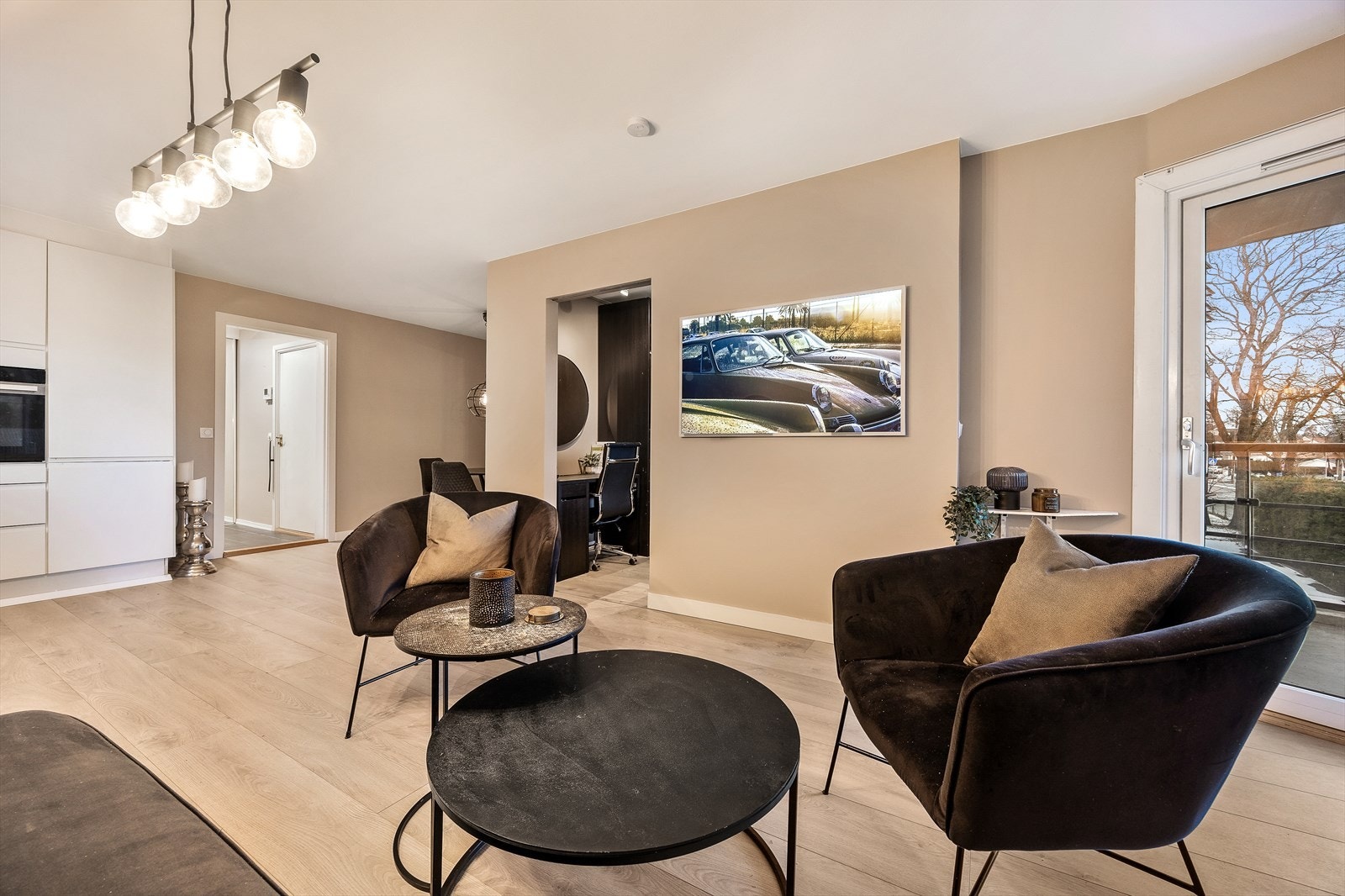 Veggene er malt i delikate farger og på gulvet er det lagt laminat Galleribilde