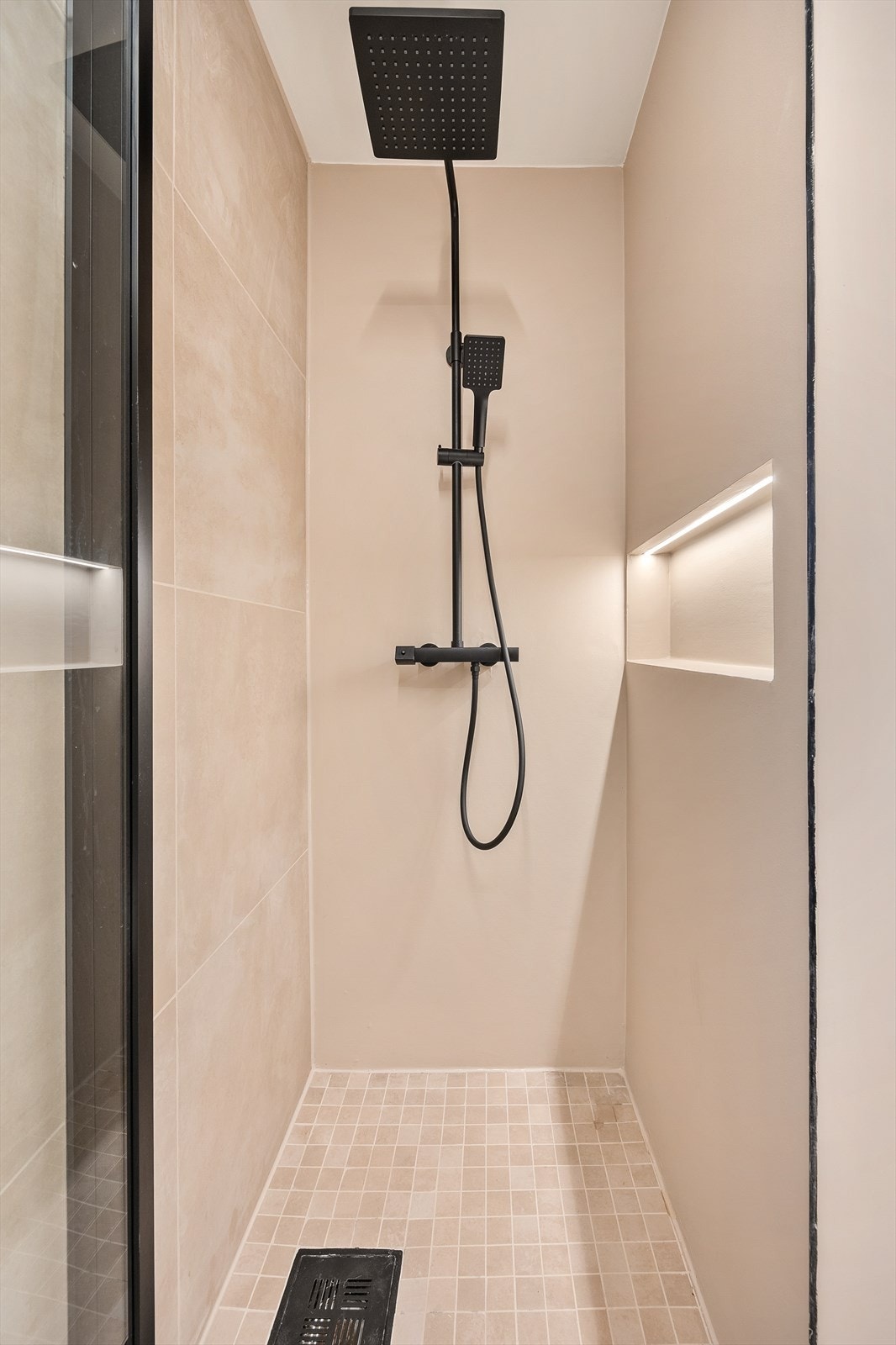 Dusjnisjen har en elegant, innebygget hylle og moderne LED-belysning Galleribilde