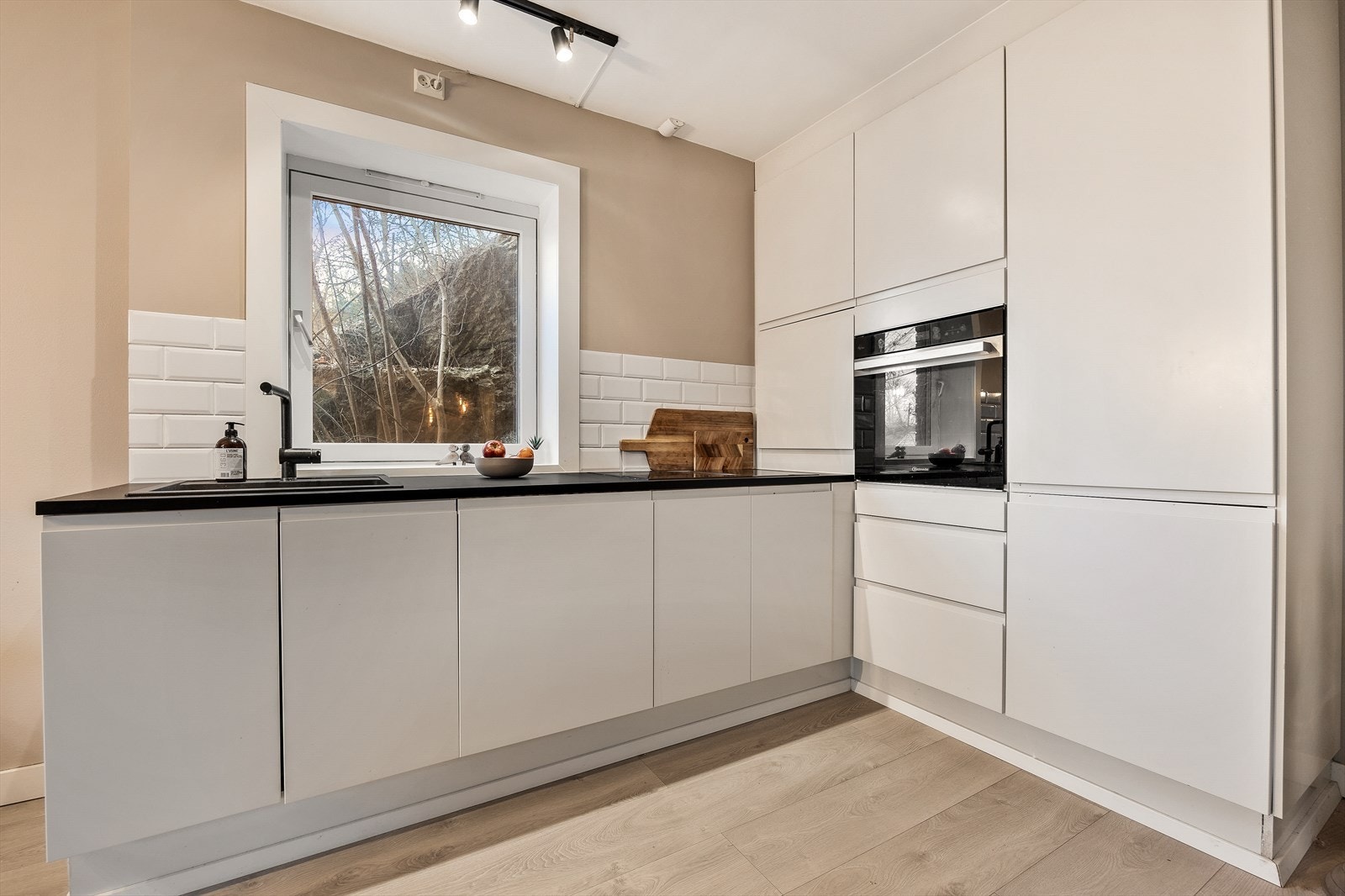 Innredningen har glatte fronter og gir rikelig med skapplass Galleribilde