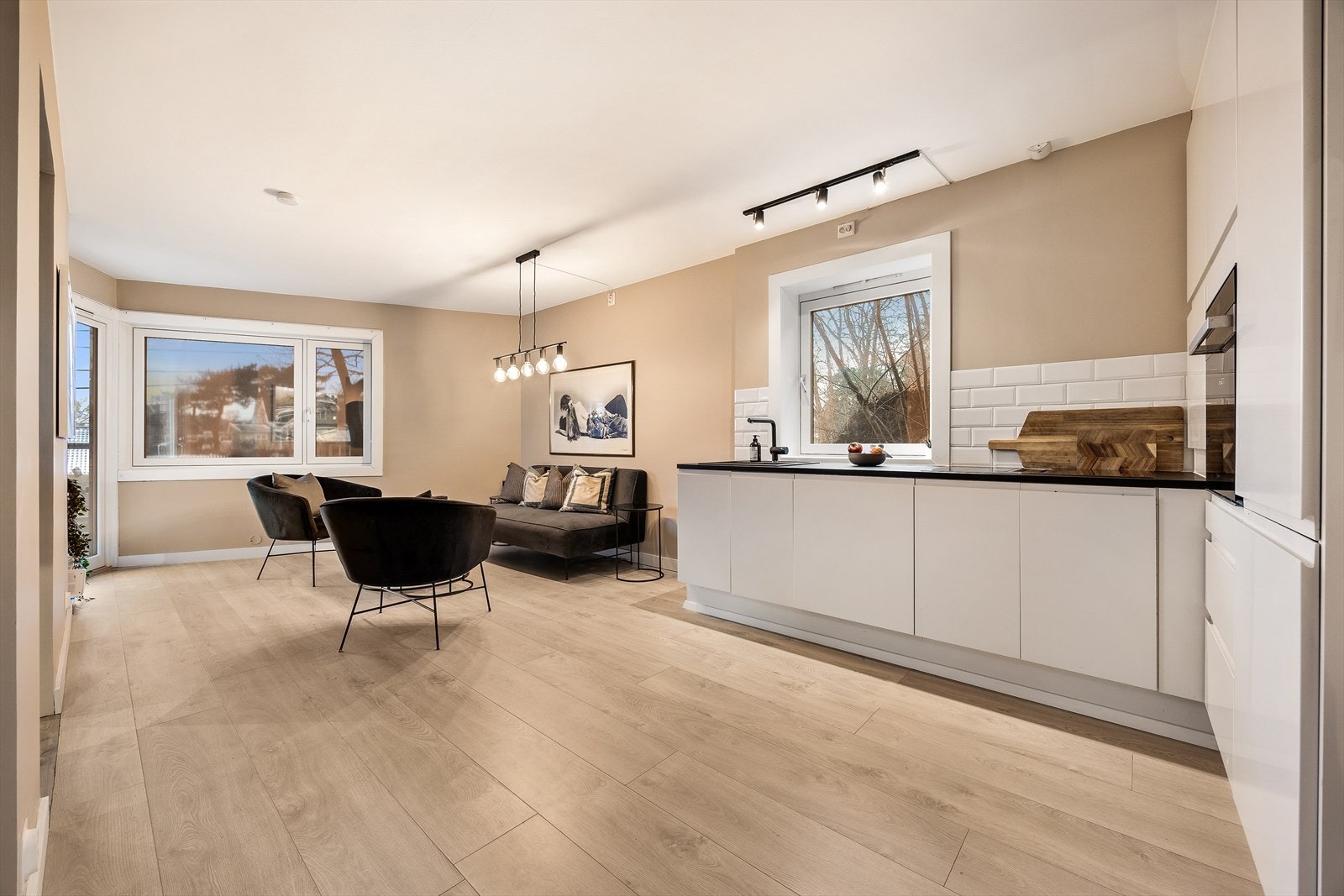 Kjøkkenet er fullt utstyrt med integrerte hvitevarer for en ryddig finish Galleribilde