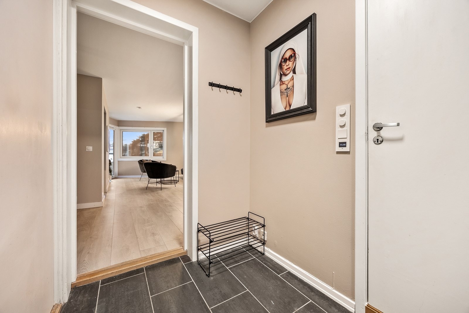 Fra entréen kommer du direkte inn i boligens sosiale sone Galleribilde