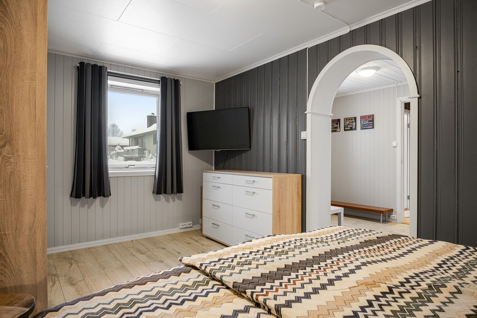 Rommet er i byggetegninger definert som garasje. Det er ikke kjent med at det er søkt om bruksendring for nevnte areal/rom. Derfor ikke godkjent for varig opphold, men er likevel inntatt som areal i tilstandsrapport. Se pkt. "Ferdigattest/brukstillatelse" Galleribilde