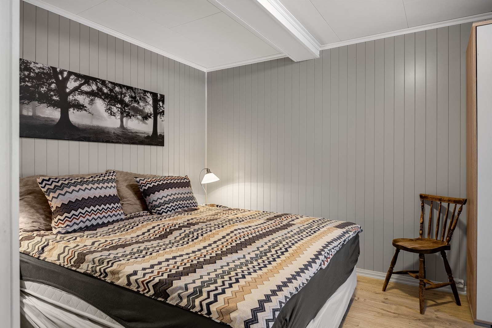 Rommet er i byggetegninger definert som garasje. Det er ikke kjent med at det er søkt om bruksendring for nevnte areal/rom. Derfor ikke godkjent for varig opphold, men er likevel inntatt som areal i tilstandsrapport. Se pkt. "Ferdigattest/brukstillatelse" Galleribilde