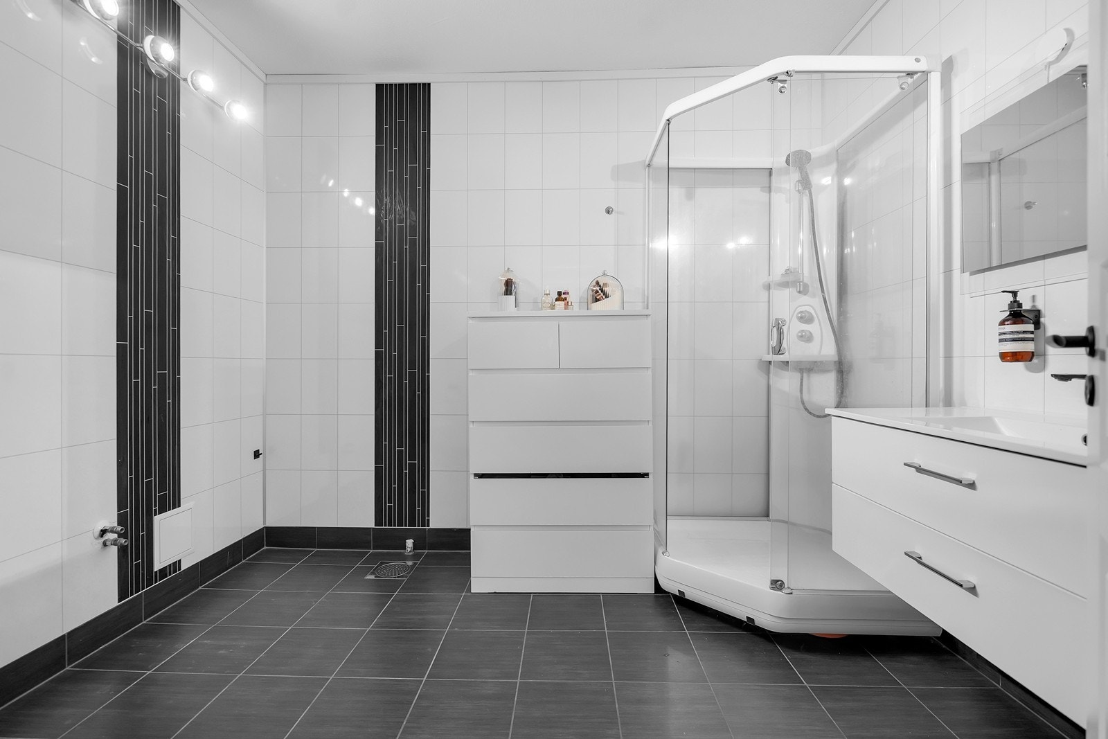 Det er lagt opp til badekar til venstre Galleribilde