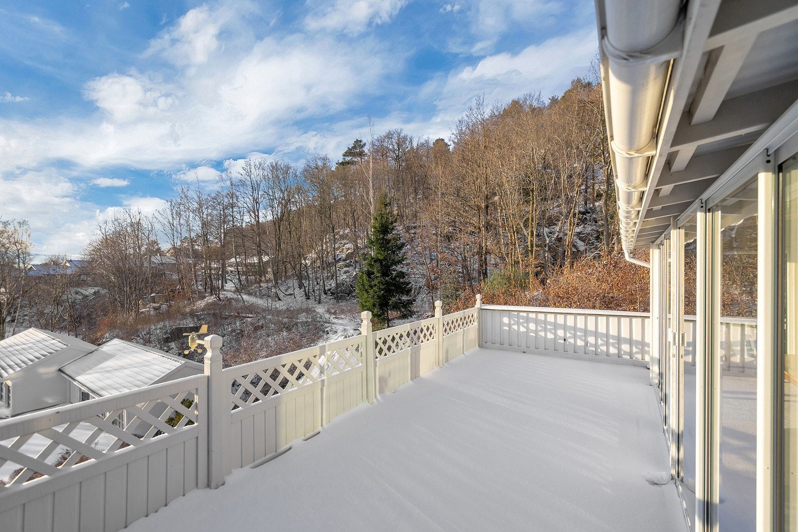 Terrassen er på 22 kvm med god plass til utemøbler og grill Galleribilde