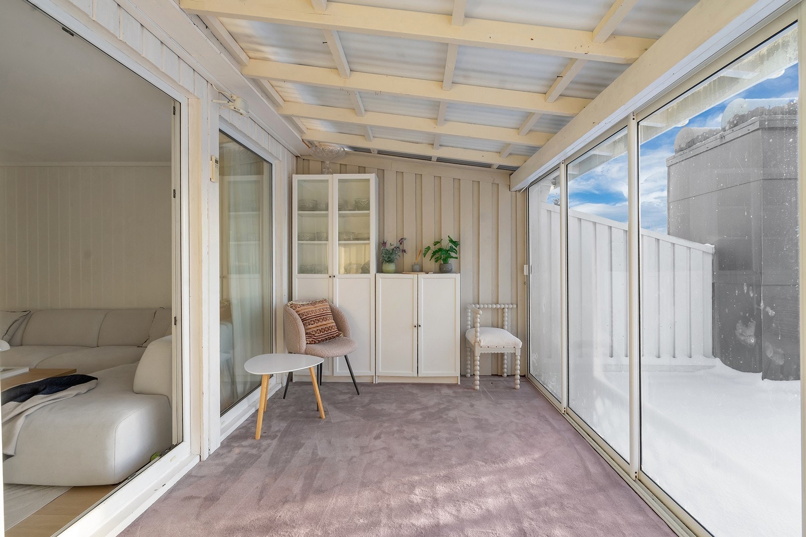 Fra stuen kommer vi ut i den hyggelige vinterhagen Galleribilde