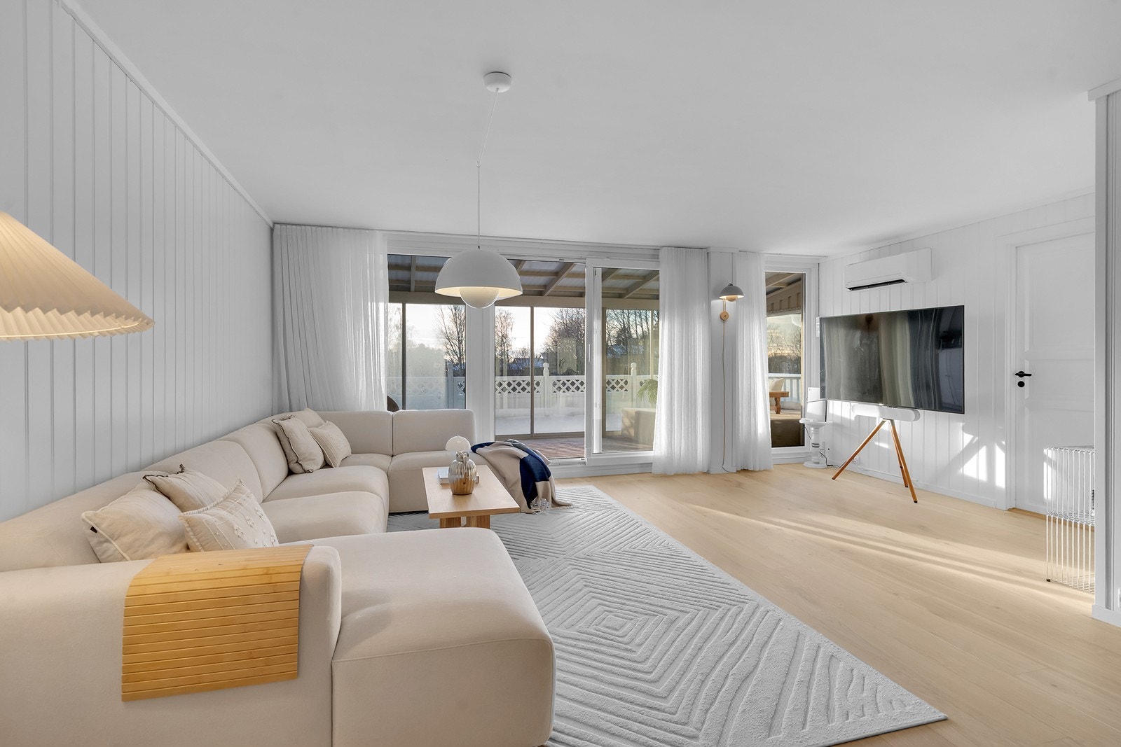 Det slippes inn rikelig med naturlig lys gjennom vinduene Galleribilde