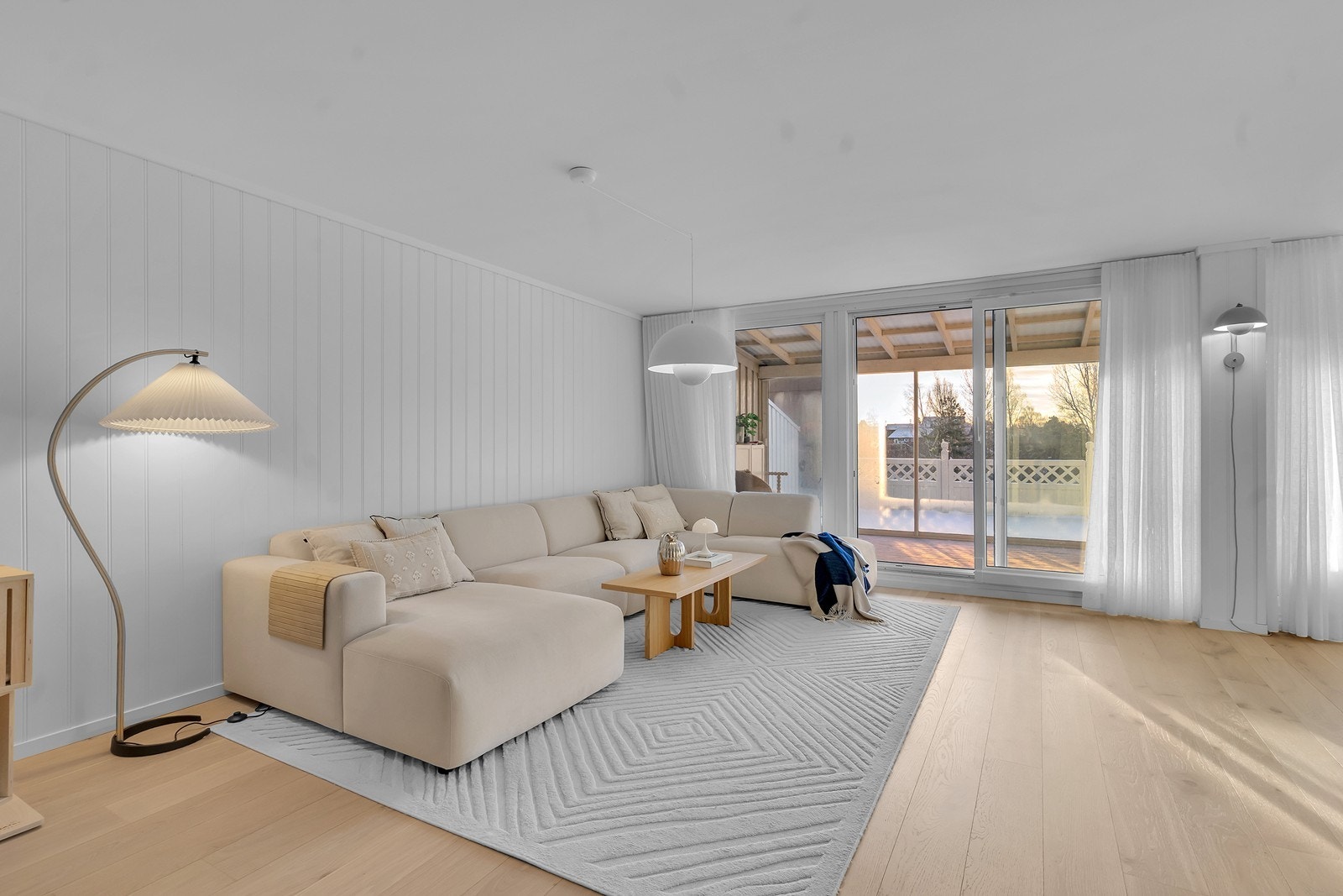 Stuen er særdeles romslig med god plass til både stor sofa og spisestue Galleribilde