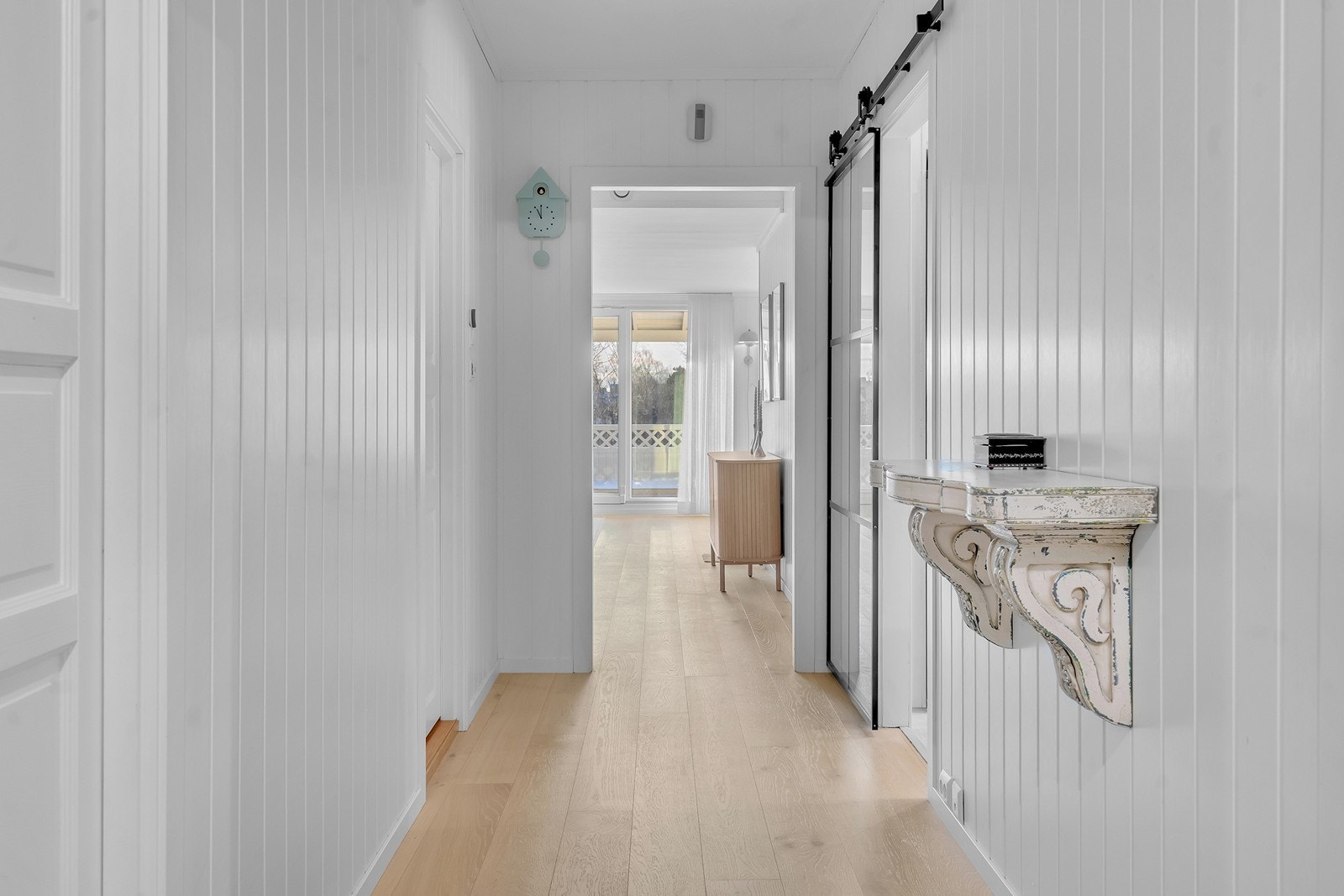 Legg merke til den stilig skyvedøren i glass/smijern-stil som gir en praktisk mulighet til å kunne lukke igjen til kjøkkenet Galleribilde