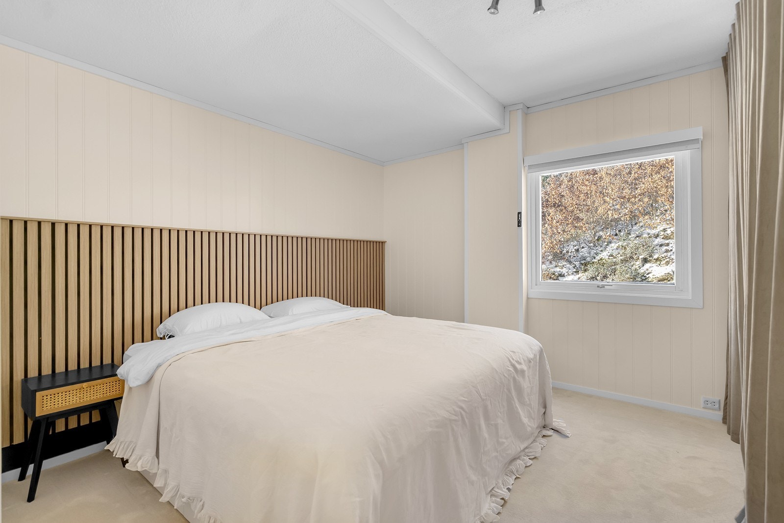 Stort hovedsoverom med teppegulv og spilevegg i brysthøyde Galleribilde