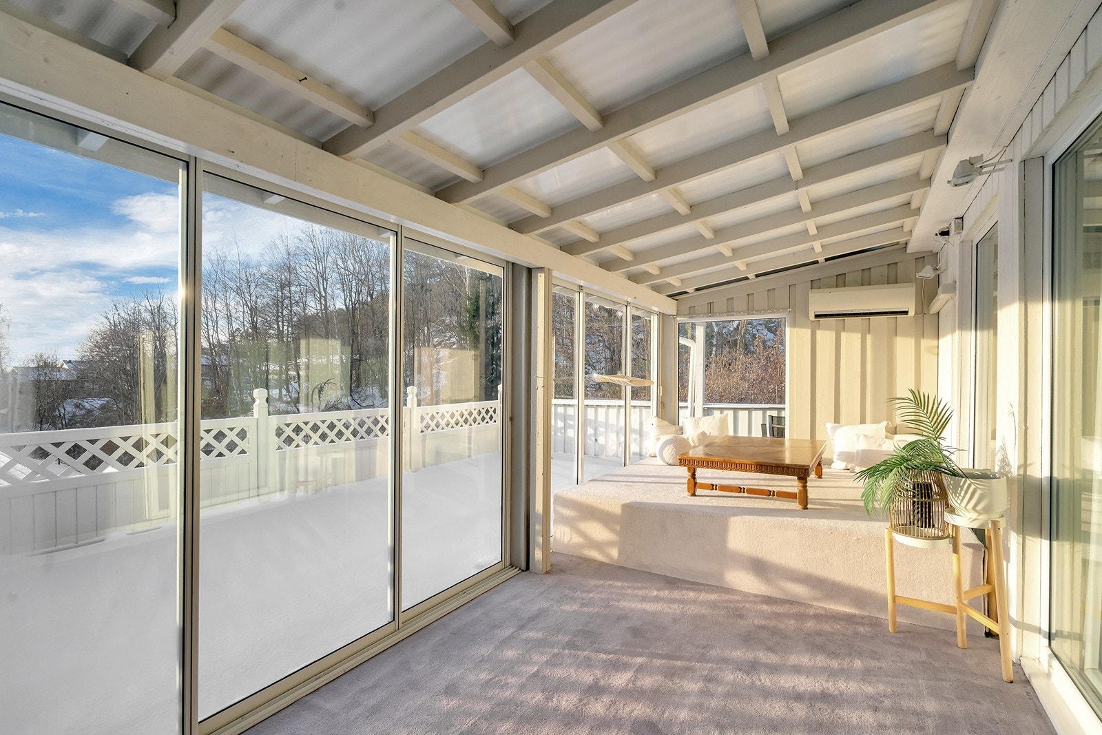 Her ute er det god plass til møblement, og det er også varmepumpe Galleribilde