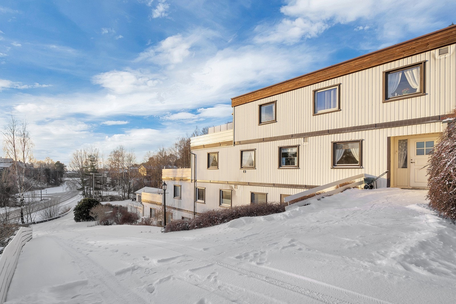 Leiligheten deler inngang utenfra med én annen nabo, og har felles gang før man kommer inn i leiligheten | Her kan man enkelt rygge inn bilen med bæreposene fra butikken uten å måtte gå i trapper Galleribilde