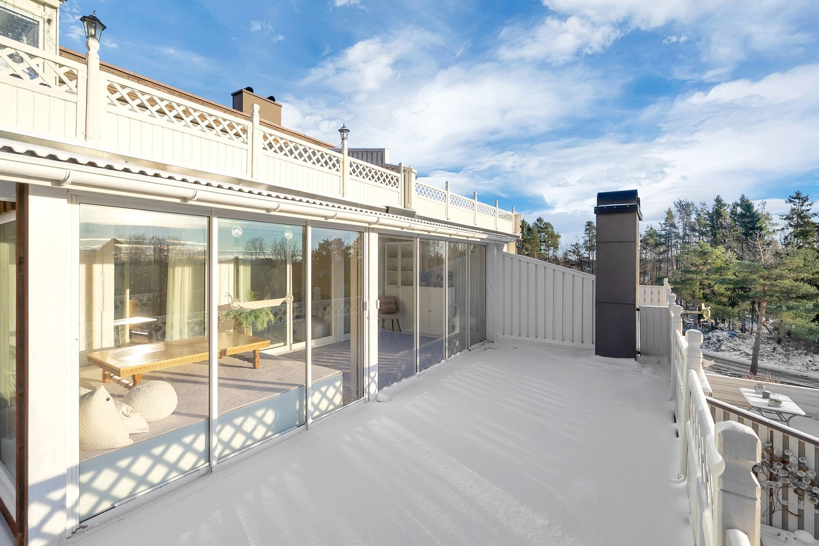 Ute på terrassen er det usjenert og solrikt Galleribilde