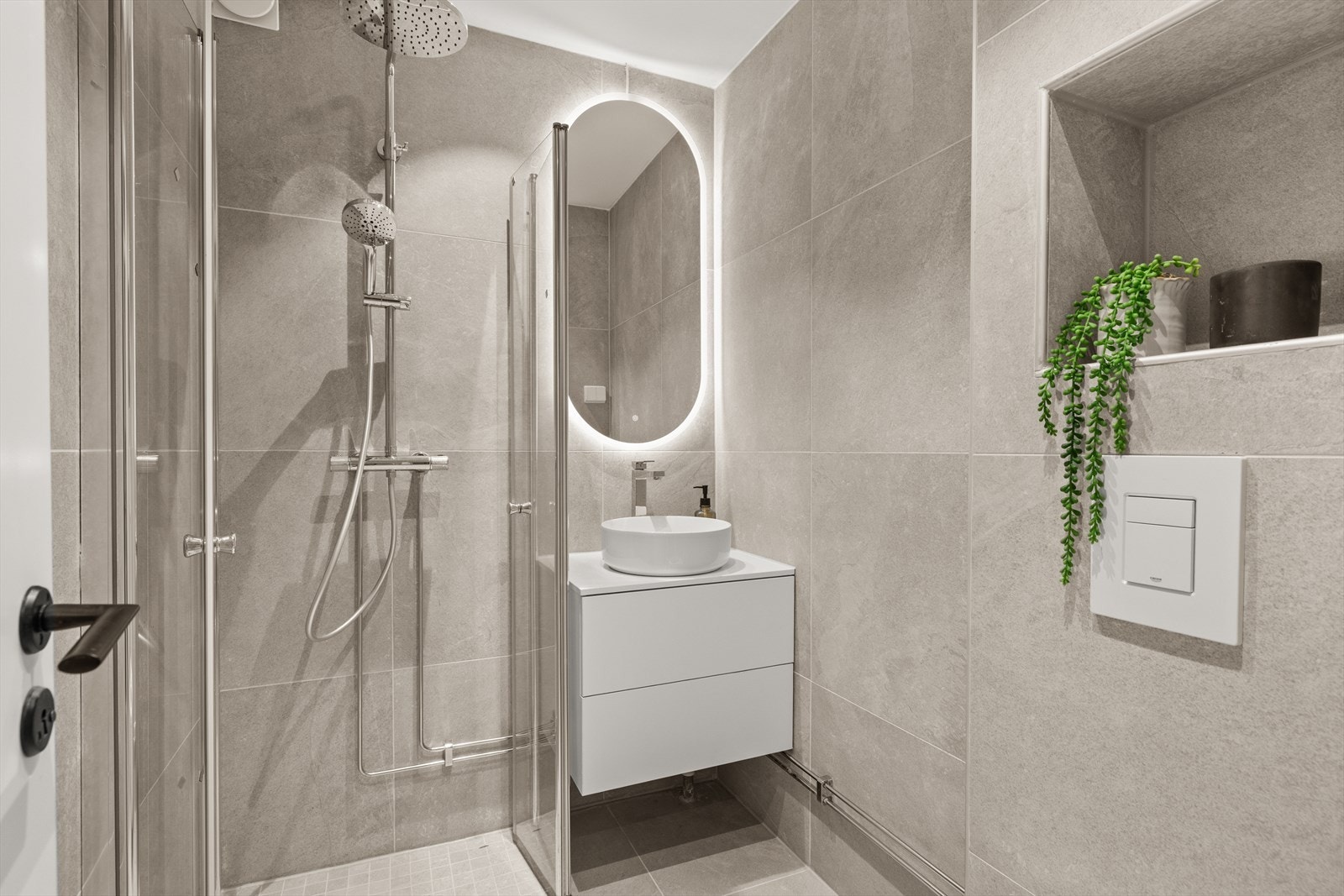 Baderrommet | Delikat bad med lekre detaljer og eksklusive matieralvalg. Her får kjøper gleden av et lekkert og nyoppusset baderom. Galleribilde