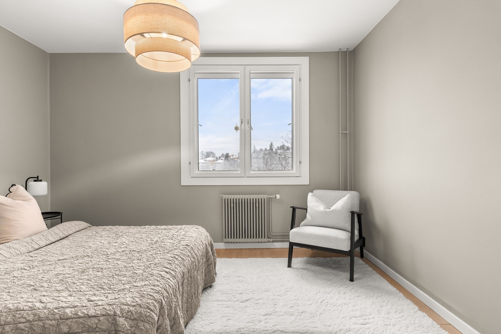 Rommet har godt med dagslys. Alle soverommene er vendt ut mot rolig bakgård. Galleribilde