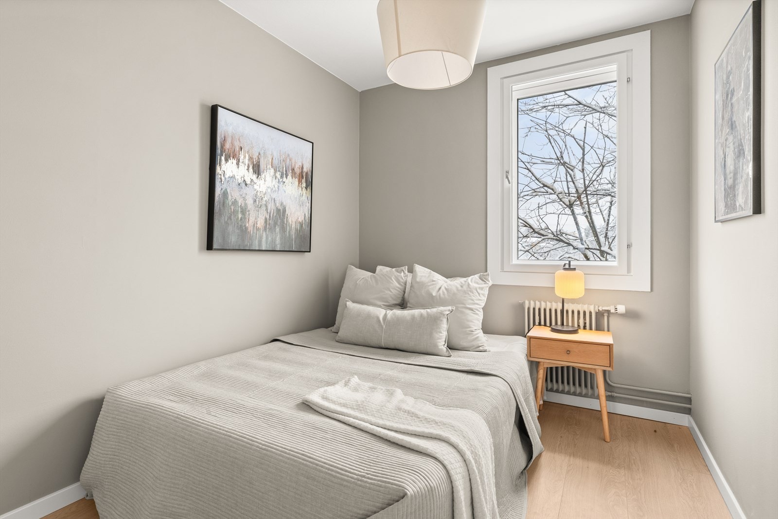 Soverom III | Et innholdsrikt soverom med plass til seng og tilhørende nattbord. Galleribilde