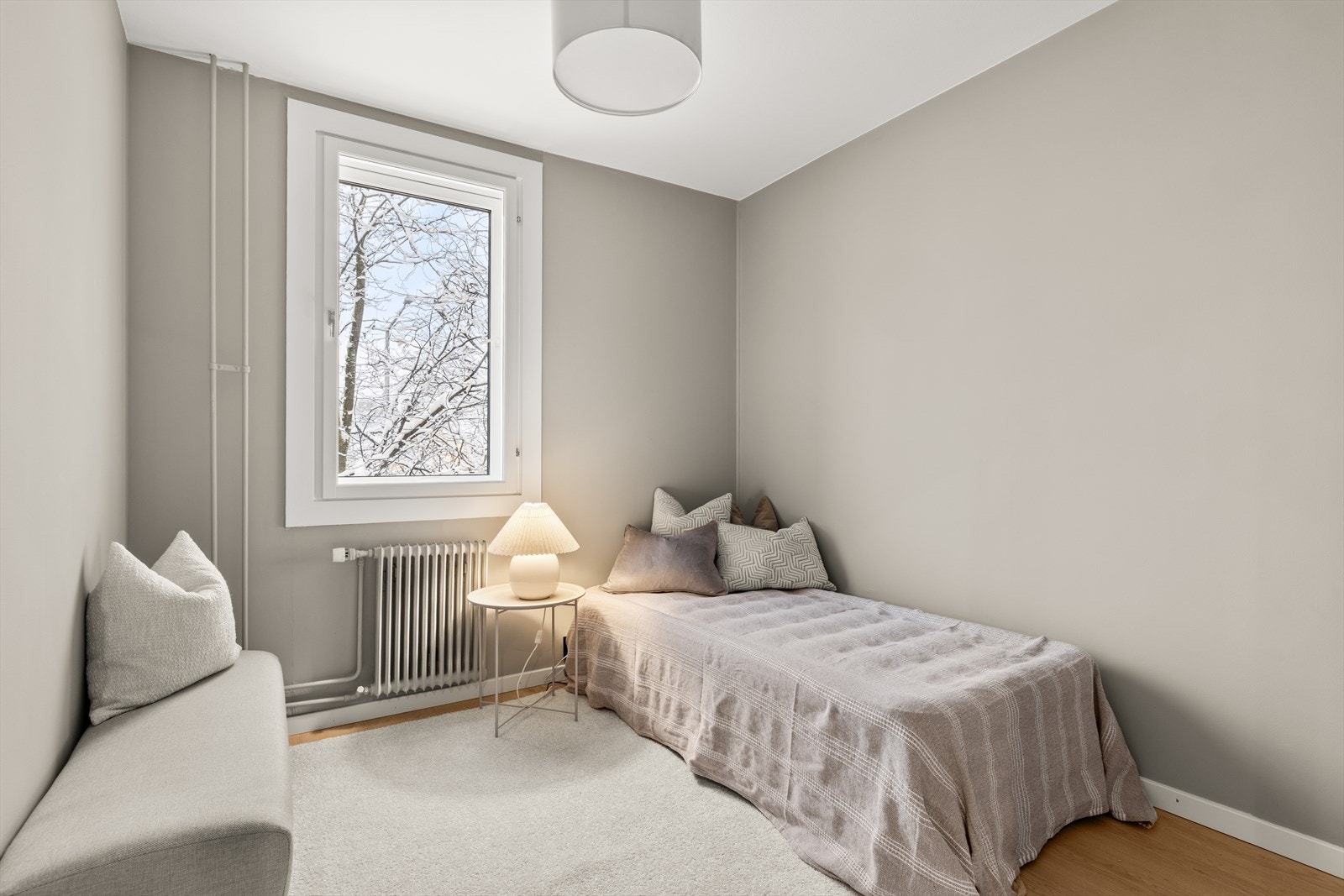 Soverom II | Et hyggelig soverom med plass til både pult, seng og garderobeskap Galleribilde