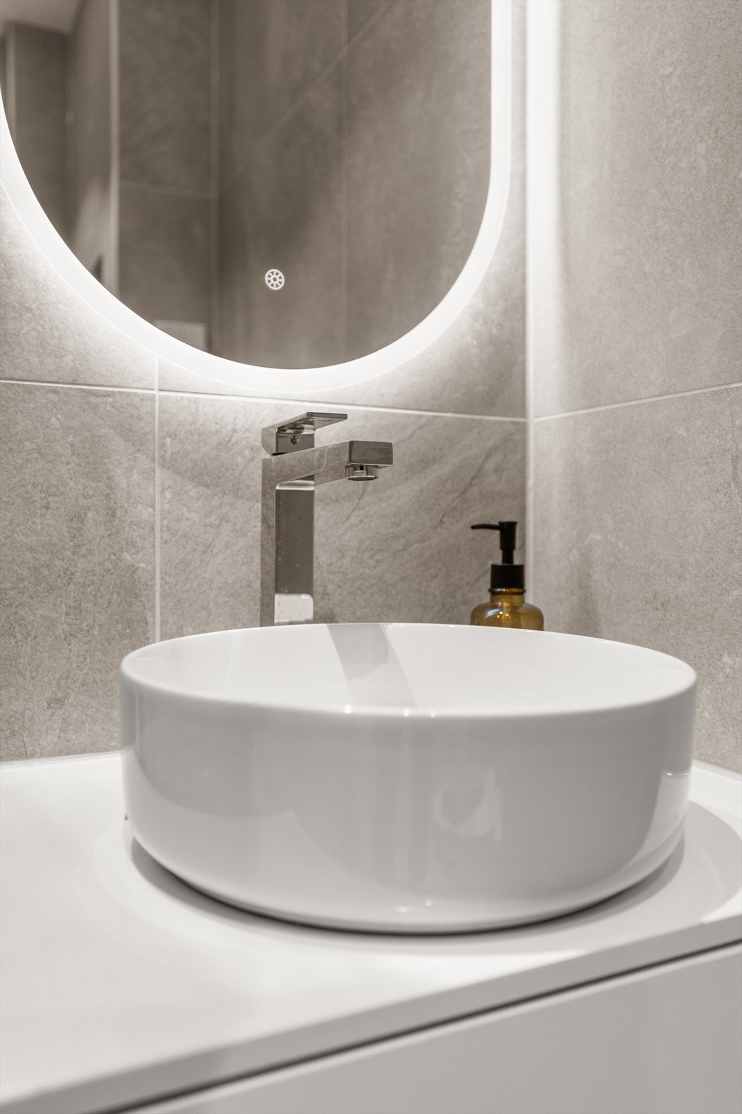 Store fliser på gulv og vegger gir en god romfølelse. Galleribilde