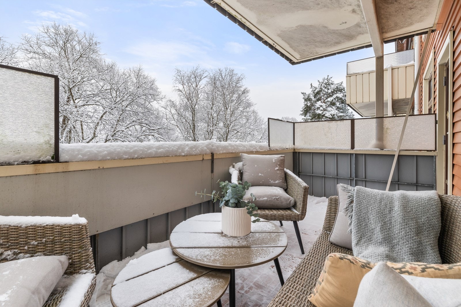 Fra stue er det adkomst til syd-østvendt balkong på 9 m². Balkongen er vendt mot rolige omgivelser med lite innsyn. Galleribilde