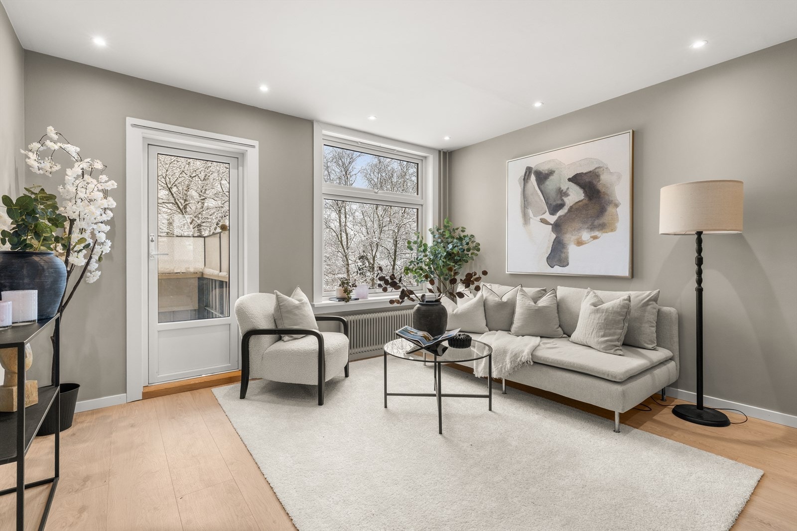 Lekre farge- og materialvalg er gjennomgående. Galleribilde