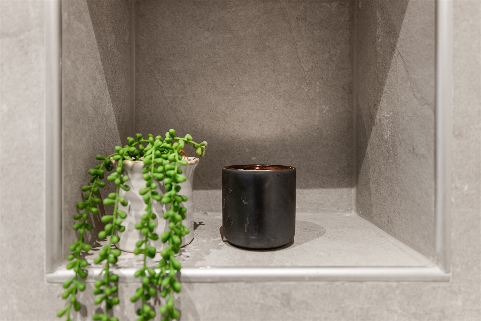 Pen innfelt veggnisje for ryddig oppbevaring. Varmtvann og fyring er inkludert i felleskostnadene. Galleribilde