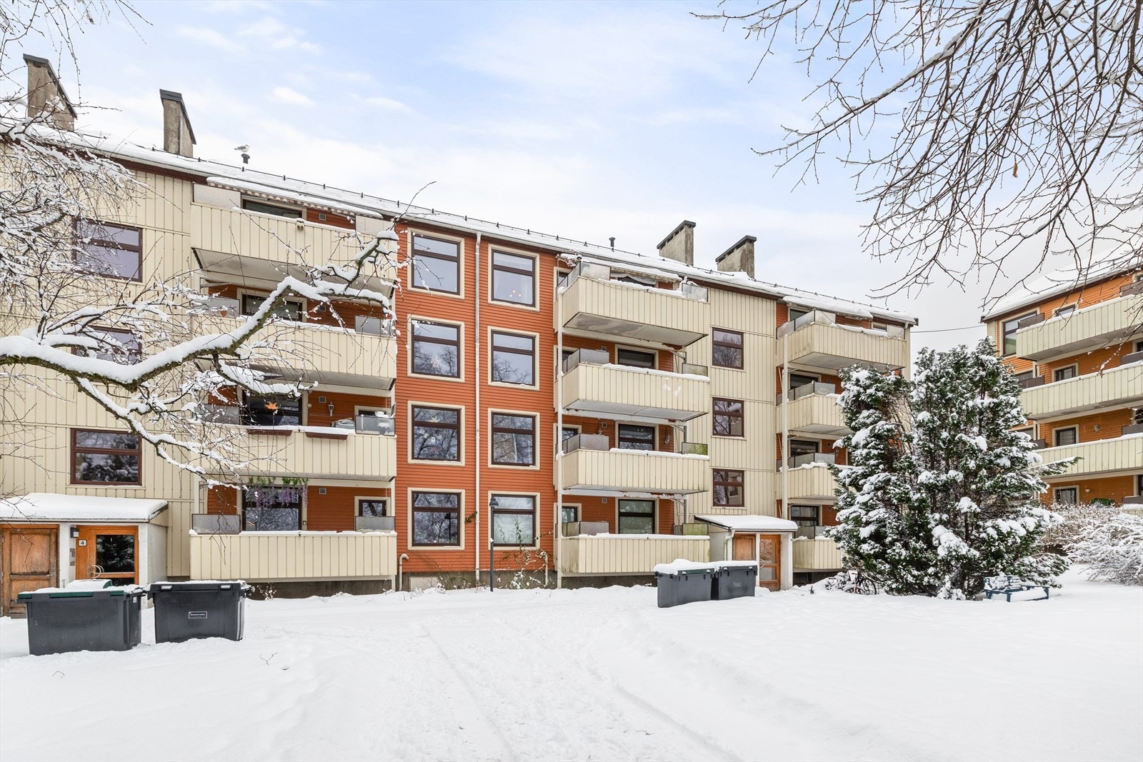 Fasade. Leiligheten ligger i et attraktivt, sentralt og barnevennlig boligområde. Det er kort vei til et godt offentlig kollektivtilbud, en rekke butikker, servicetilbud og fasiliteter. Galleribilde