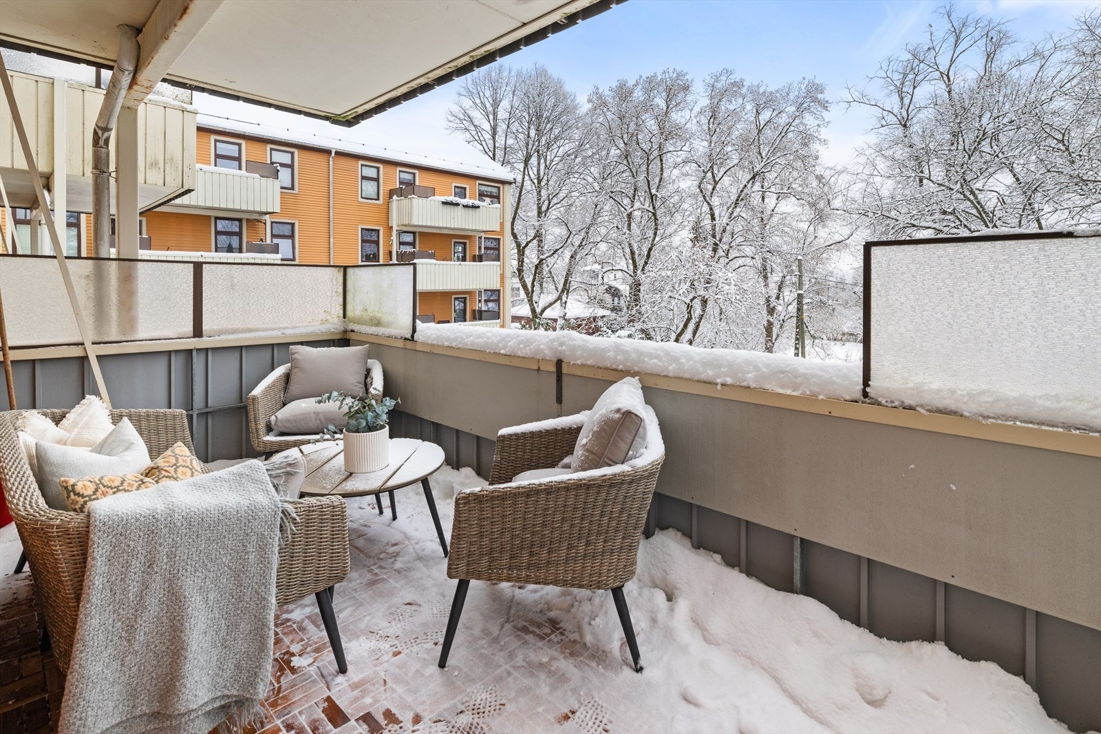 Overbygget balkong som gir en lun og hyggelig atmosfære. Galleribilde