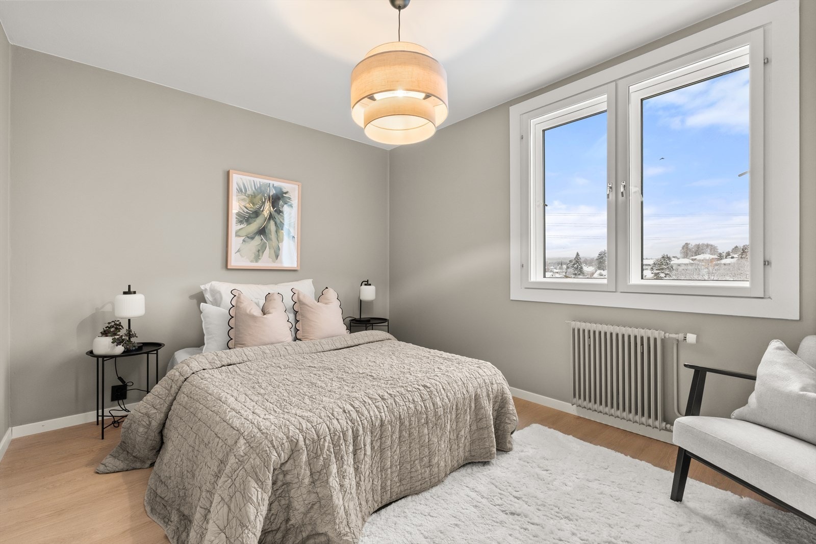 Hovedsoverommet | Her er det god plass til dobbeltseng med tilhørende nattbord. Galleribilde