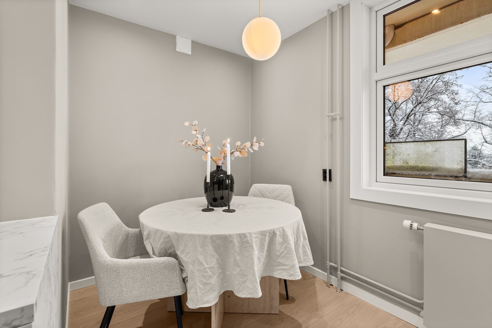 Ved vinduet er det plass til spisebord. Galleribilde