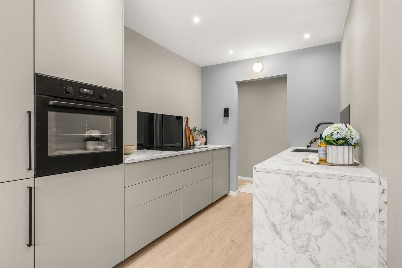 Lekkert kjøkken med benke- og høyskap, som gir rikelig med oppbevaringsplass. Slette fronter og push funksjoner. Laminerte benkeplater. Galleribilde