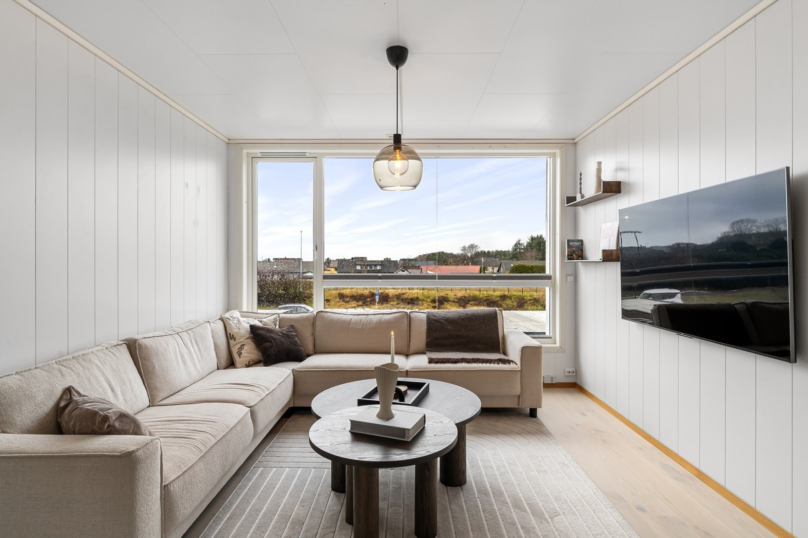 Store vindusflater som gir gode lysforhold Galleribilde