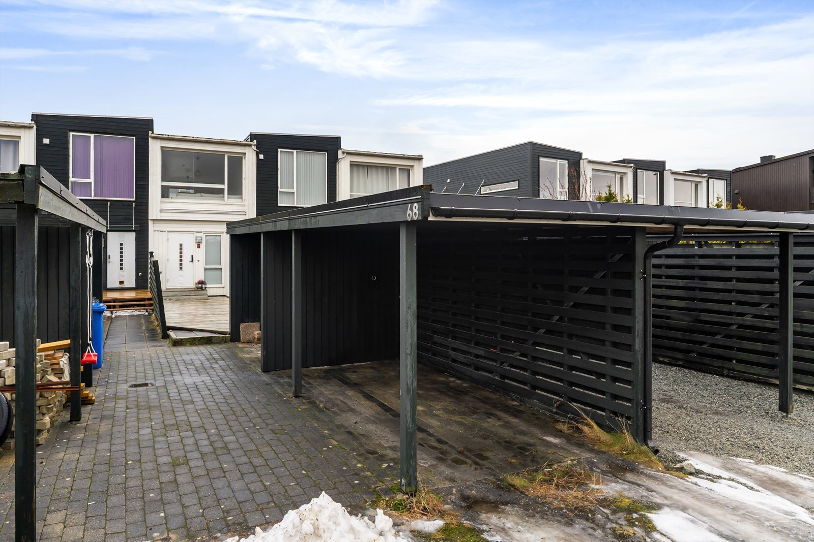 Parkering i carport med elbil-lader. Galleribilde