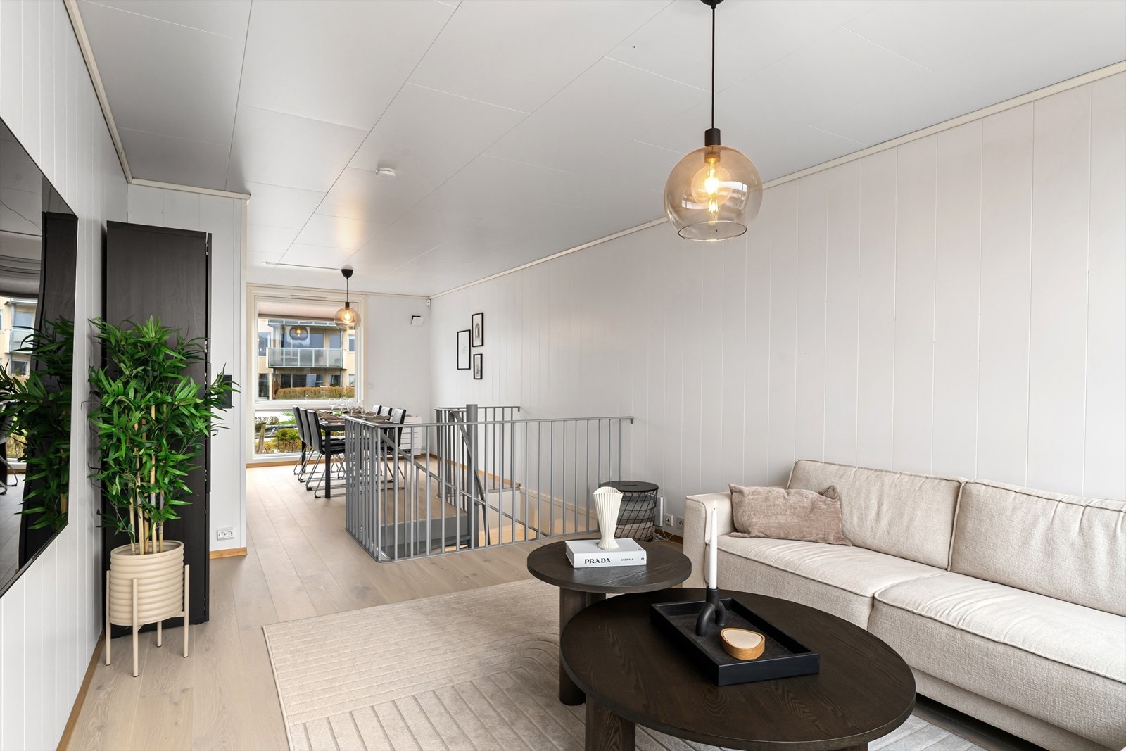 2. etasje med stue og kjøkken. God planløsning med tydelig definerte soner. Galleribilde