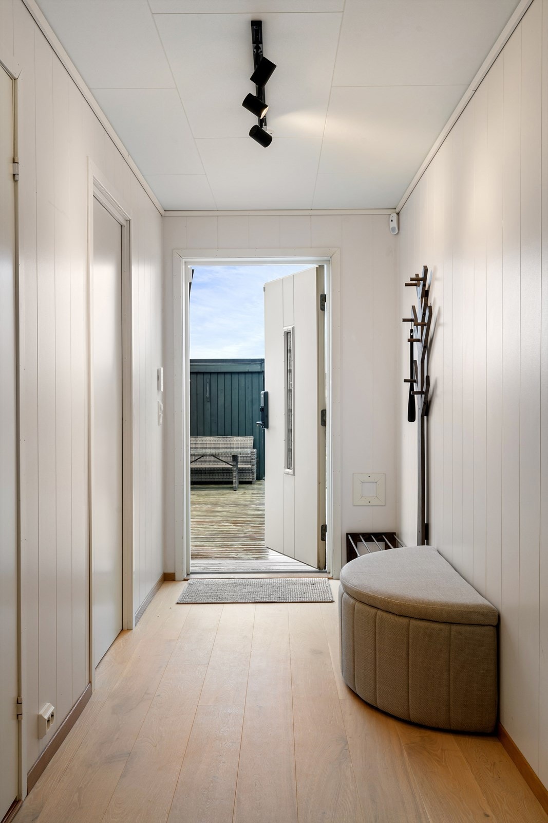 Gang med plass til å henge fra seg yttertøy. Galleribilde