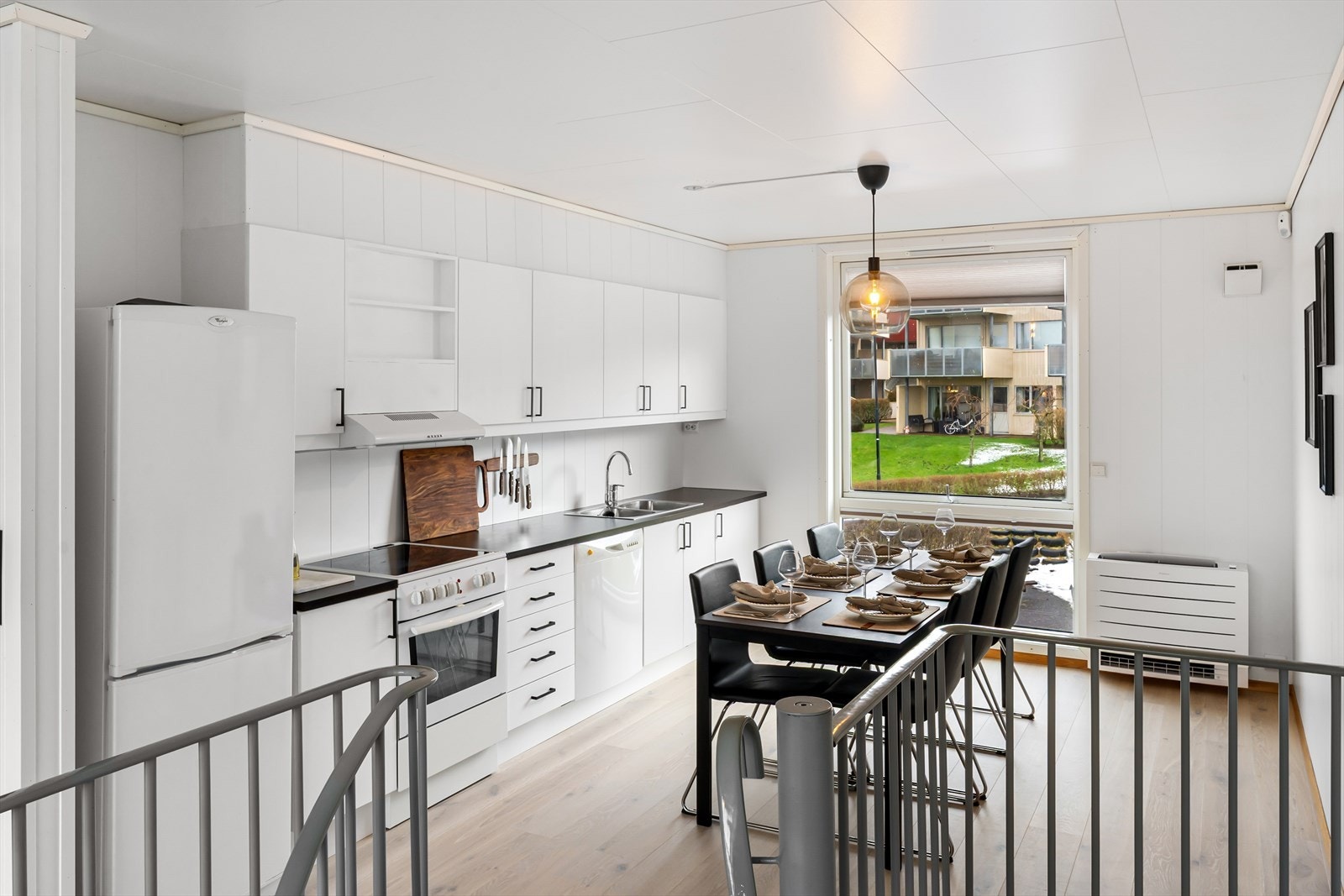 Boligen har et moderne kjøkken med slette hvite fronter. Galleribilde