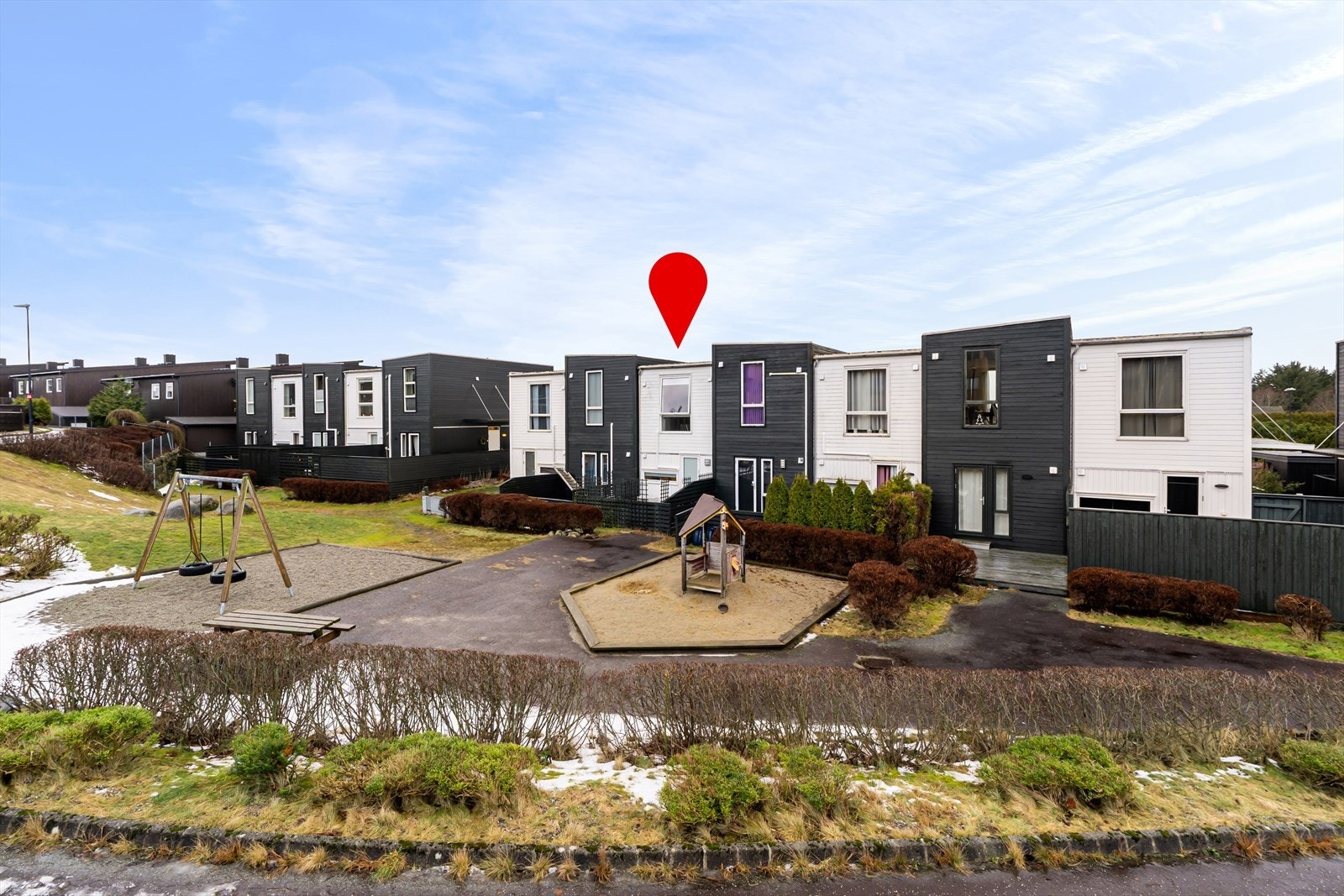 Her bor du i gangavstand til alt Bryne har å tilby. Nærmeste dagligvarebutikker er Coop Obs og Rema 1000, som begge ligger i nærheten. Galleribilde