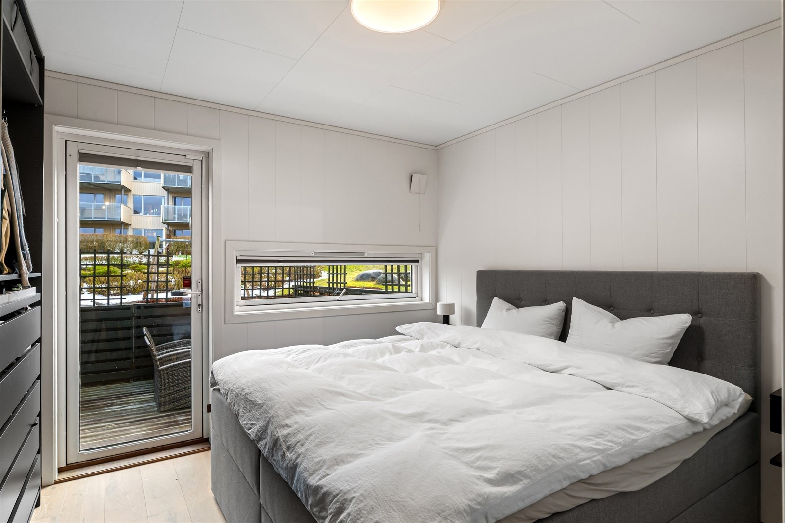 Hovedsoverom med stor garderobe. Utgang til terrasse. Galleribilde