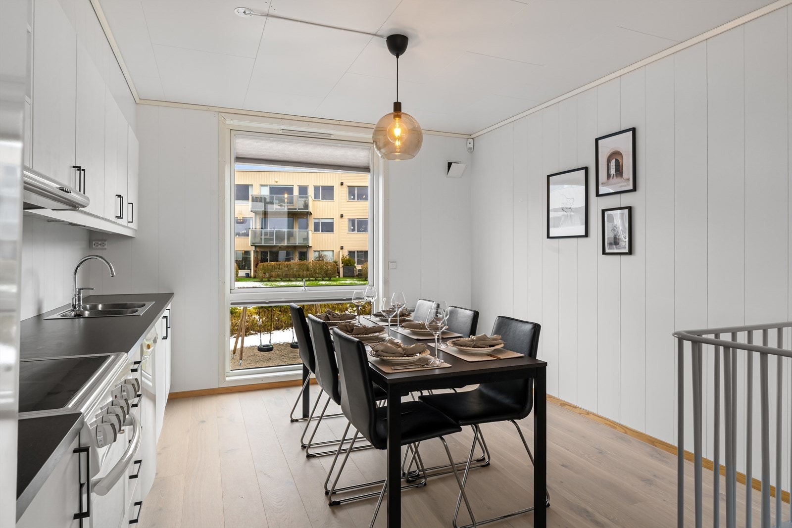 God plass til et stort spisebord på kjøkken. Galleribilde