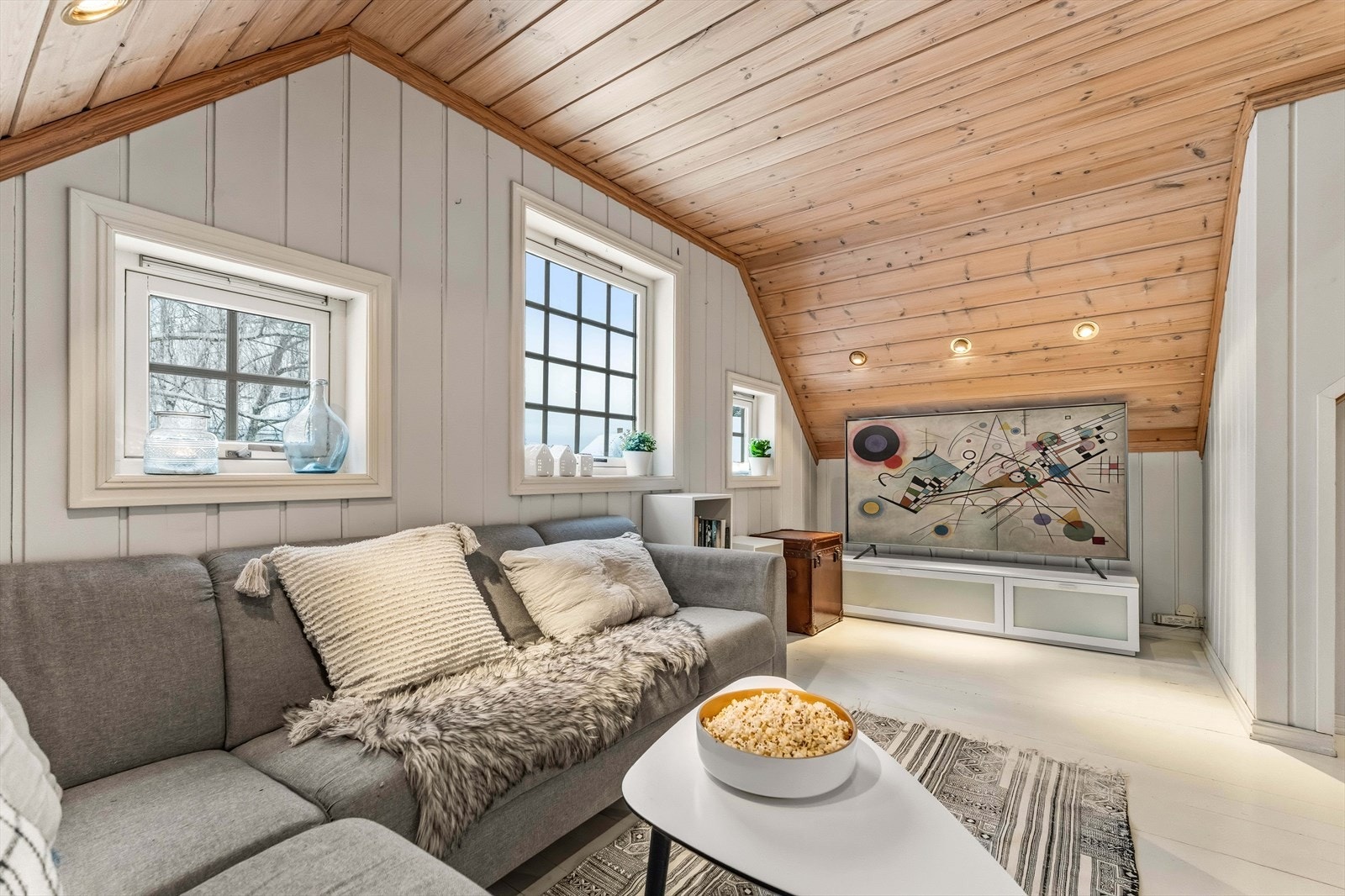 Rommet har plass til sofa, kontorplass og tv-møblement. Galleribilde